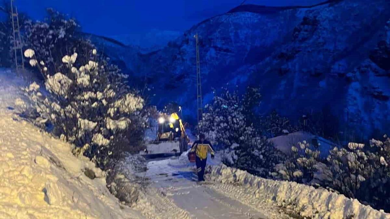 Tunceli'de Karla Kapanan Yollar Aşıldı: 112 Ekipleri İki Hastayı Zamanında Hastaneye Ulaştırdı
