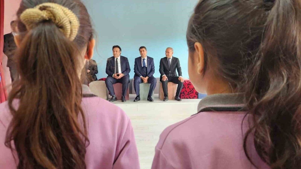 Tunceli'de 'Tunceli Okuyor' Başladı: İlk Dersin İlk 20 Dakikası Kitap Okuma Saati Uygulanıyor