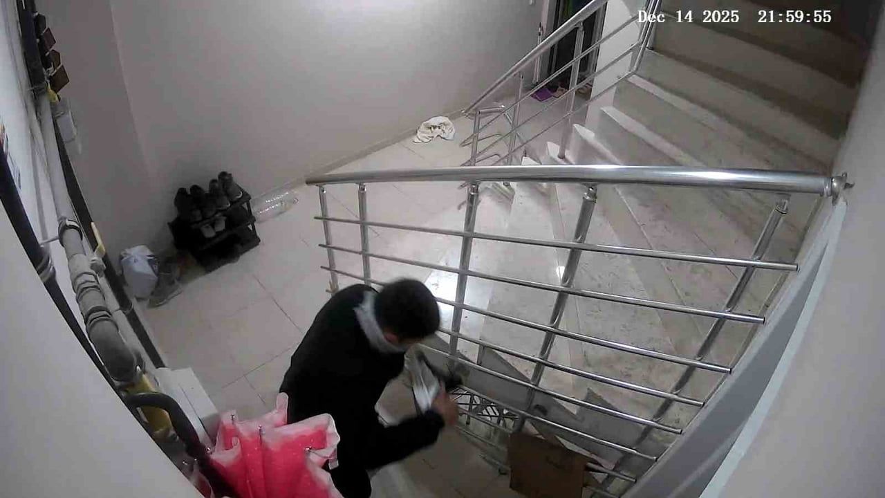 Turgutlu Selvilitepe'de Apartman Önü Ayakkabı Hırsızlığı Güvenlik Kamerasına Yansıdı