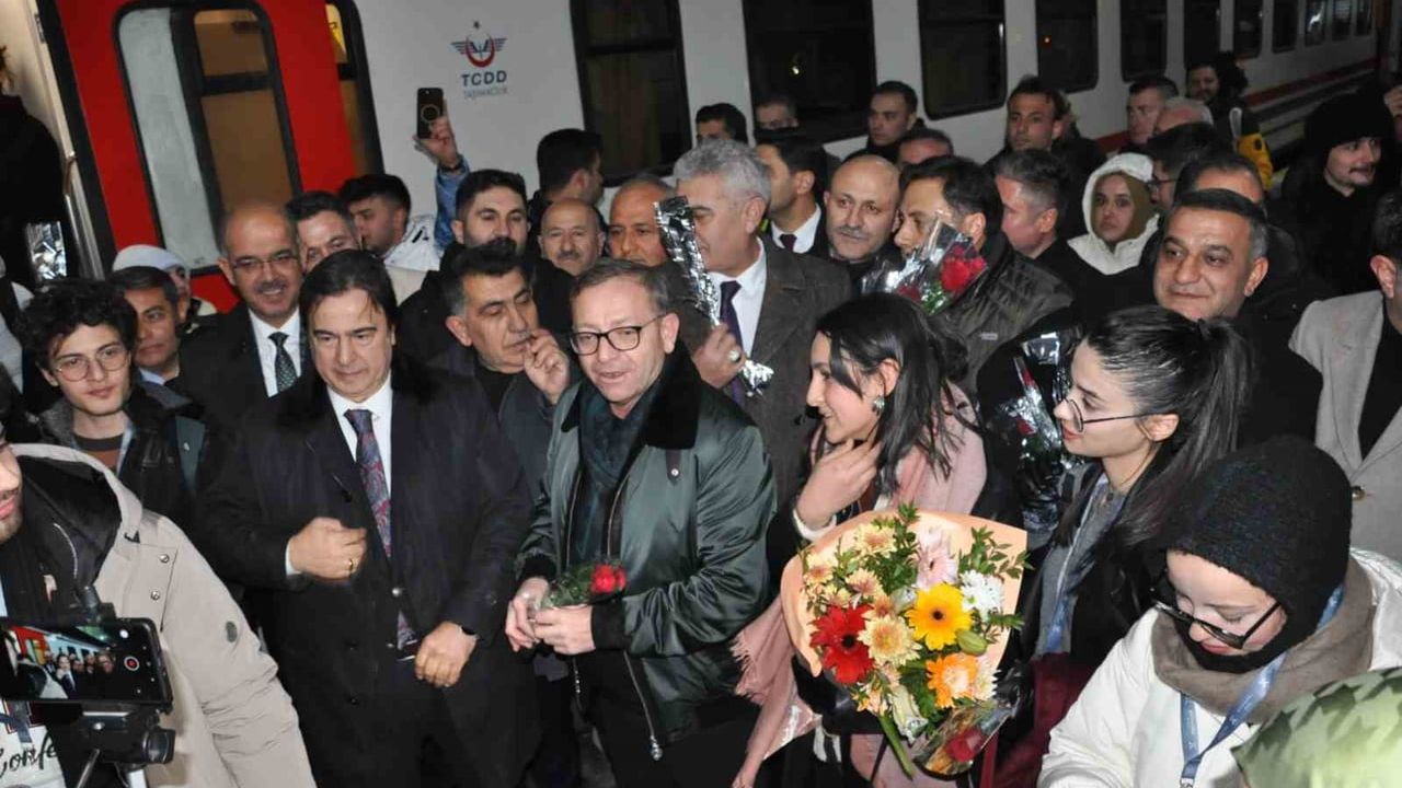 Turistik Doğu Ekspresi Kars’a Ulaştı: Yolcular ve Yetkililer Coşkuyla Karşıladı