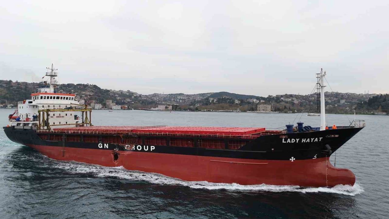 Türk gemisi Lady Hayat, Sulina'daki kazanın ardından Kıyı Emniyeti römorkörleri eşliğinde İstanbul Boğazı'ndan Tuzla'ya getirildi