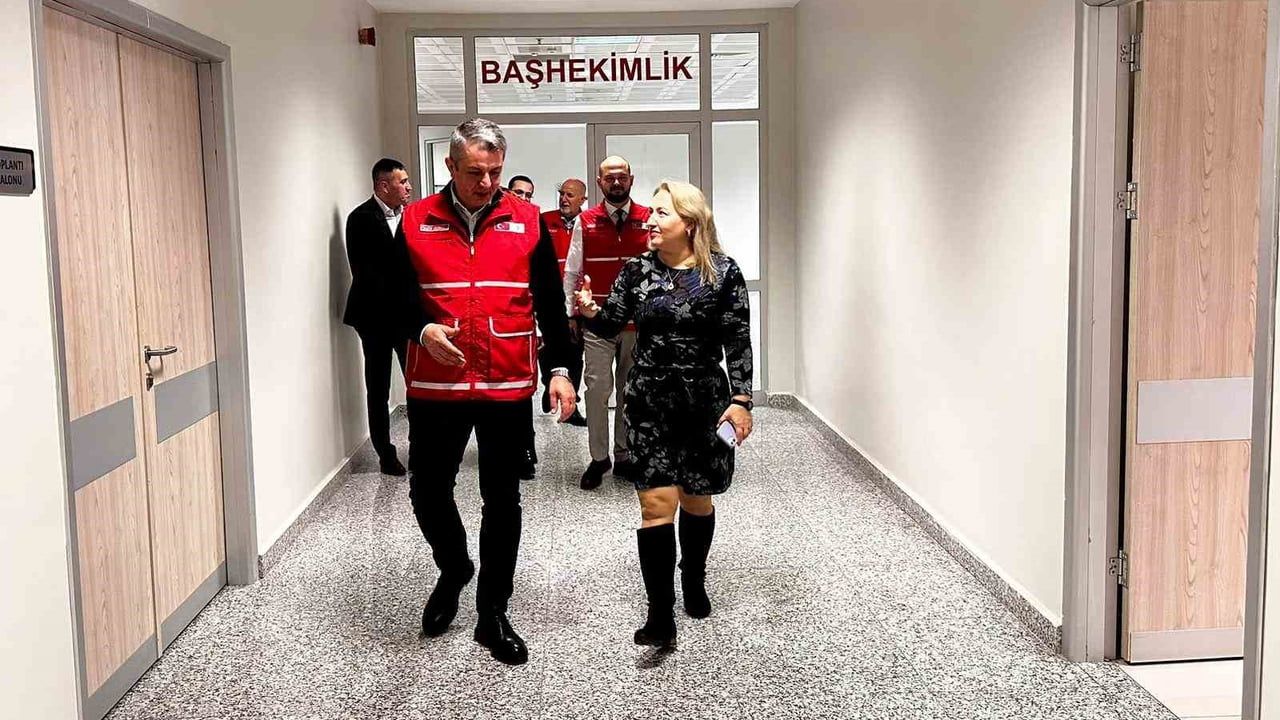 Türk Kızılay Manisa’dan Merkezefendi Devlet Hastanesi’ne giysi ve hijyen desteği
