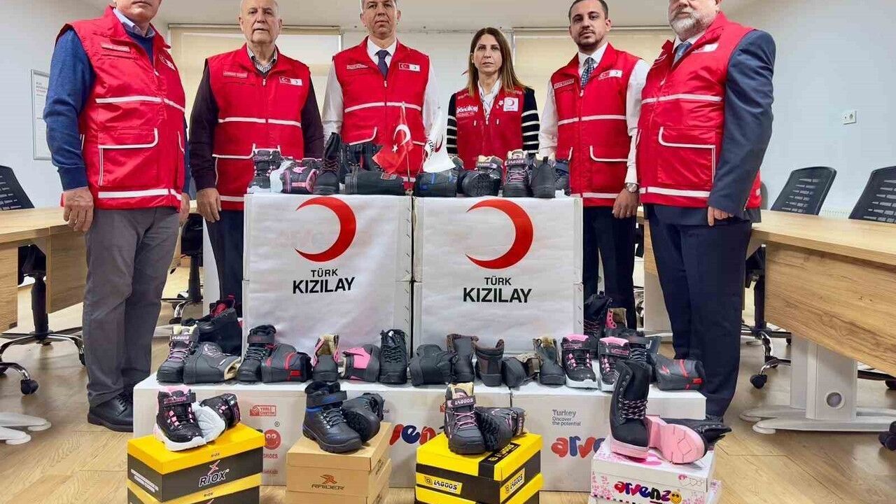 Türk Kızılay Manisa’dan 'Soğuk hava değil iyilik kazansın' kışlık ayakkabı kampanyası