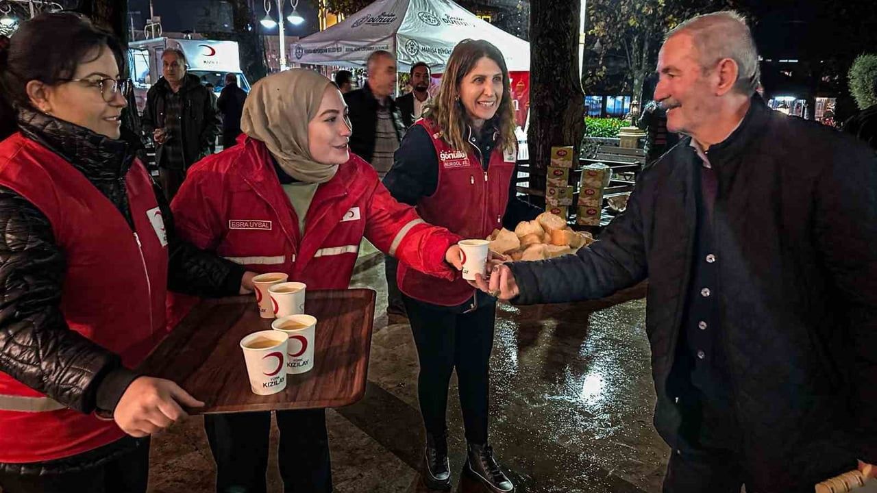 Türk Kızılay Manisa İl Merkezi Regaip Kandili'nde Saruhan Bey Camii'nde Bin Kişiye İkramda Bulundu