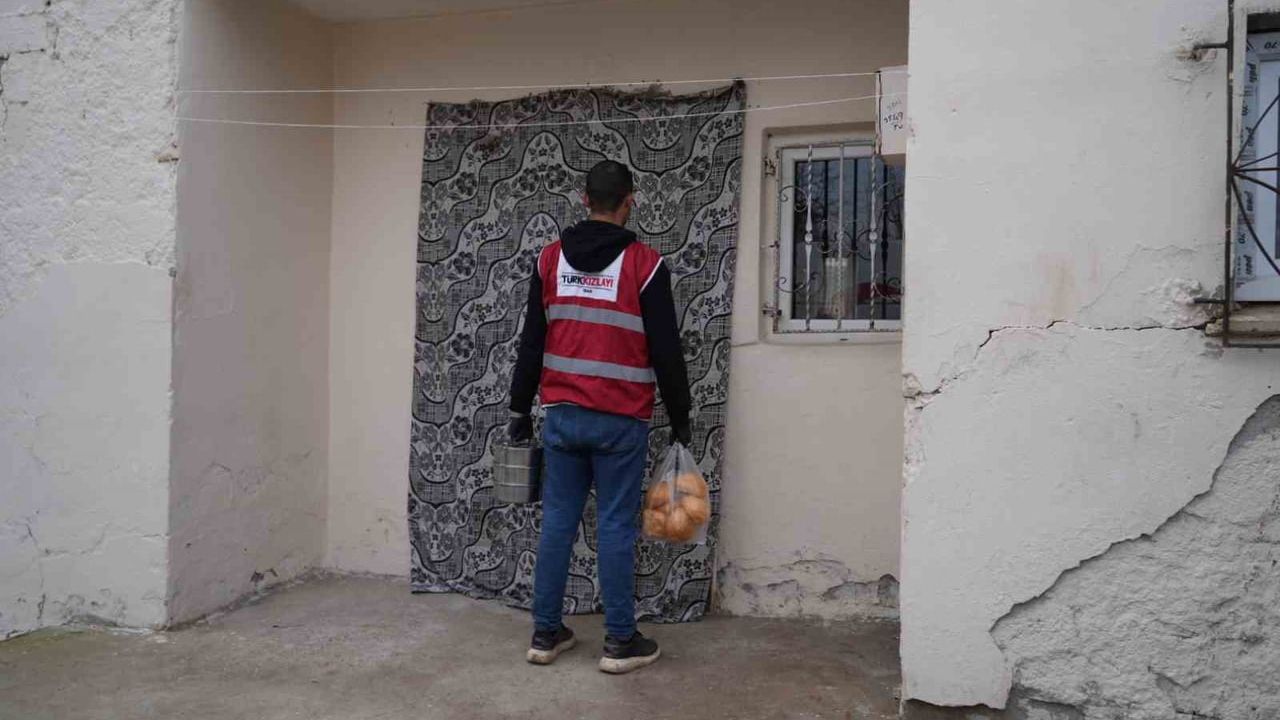 Türk Kızılay Muş Şubesi günlük bin kişiye üç çeşit sıcak yemek desteği