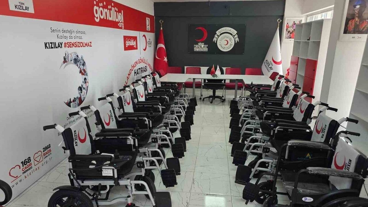 Türk Kızılay Palandöken Şubesi 12 Engelliye Tekerlekli Sandalye Teslim Etti