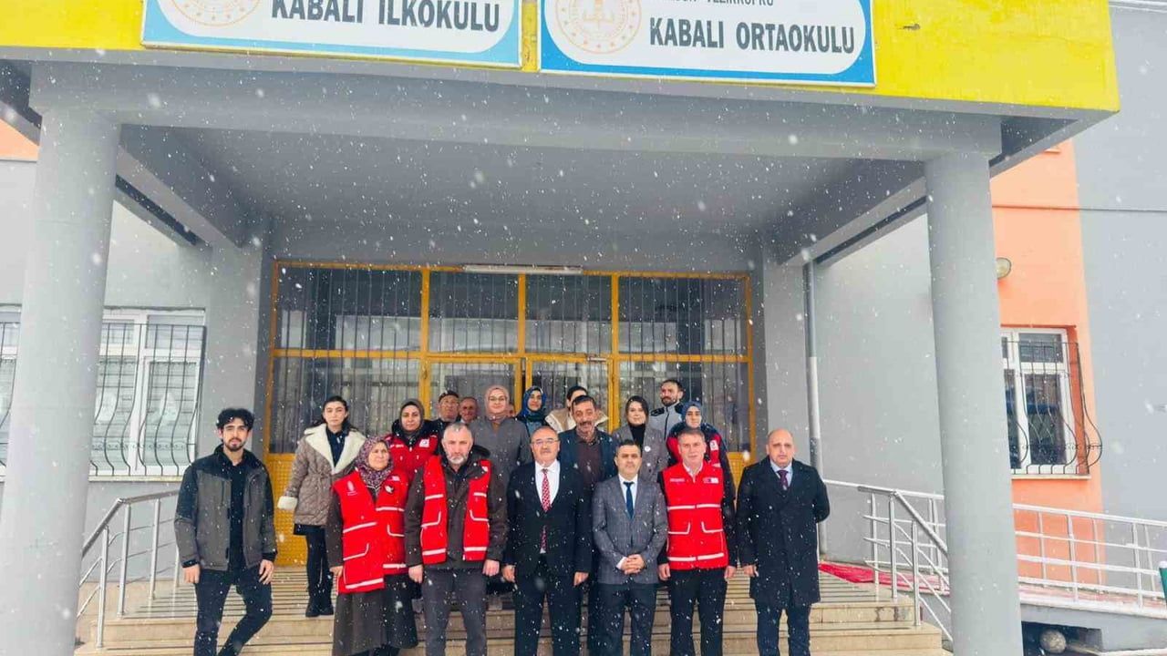 Türk Kızılay, Vezirköprü'de 88 öğrenciyi kışlık giysi ve ayakkabıyla donattı