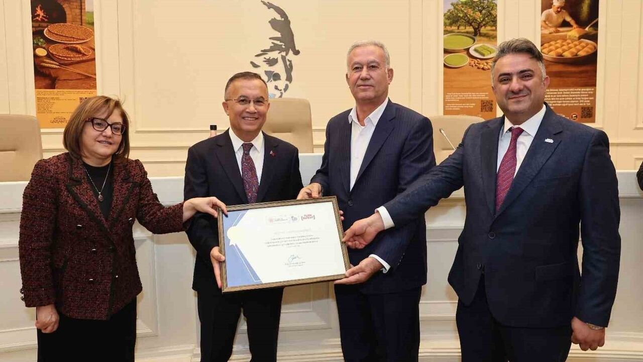 Türk Patent ve Marka Kurumu'ndan Hasan Altun'a Araban Sarımsağı tescil katkısı için teşekkür belgesi