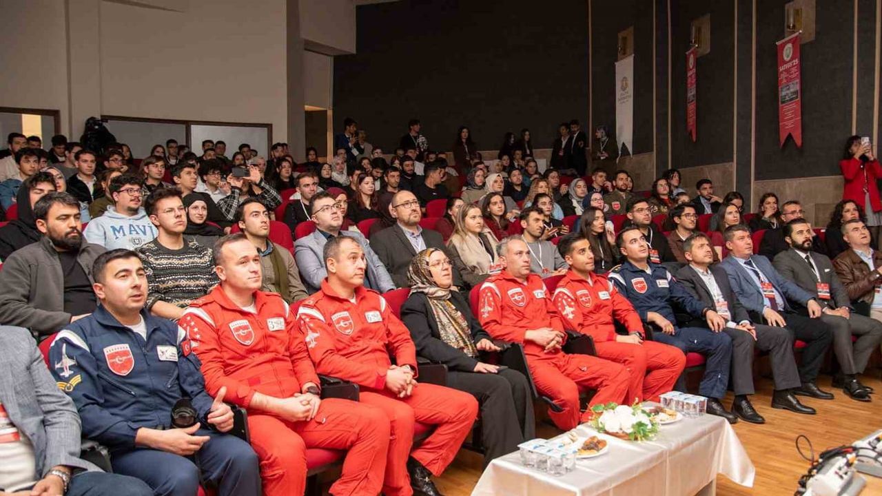 Türk Yıldızları SATEGS'2025'te Selçuk Üniversitesi'nde öğrencilerle buluştu