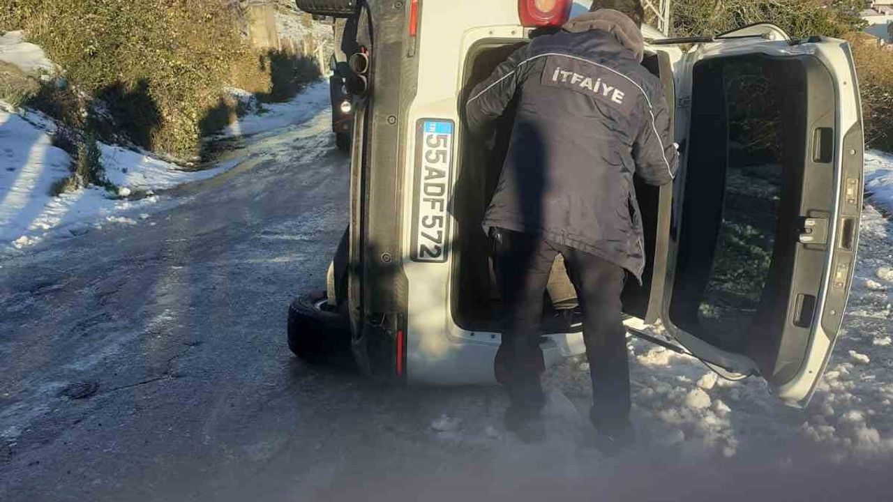 Türkeli'de buzlanma trafikte kazaya yol açtı: Otomobil yan yattı