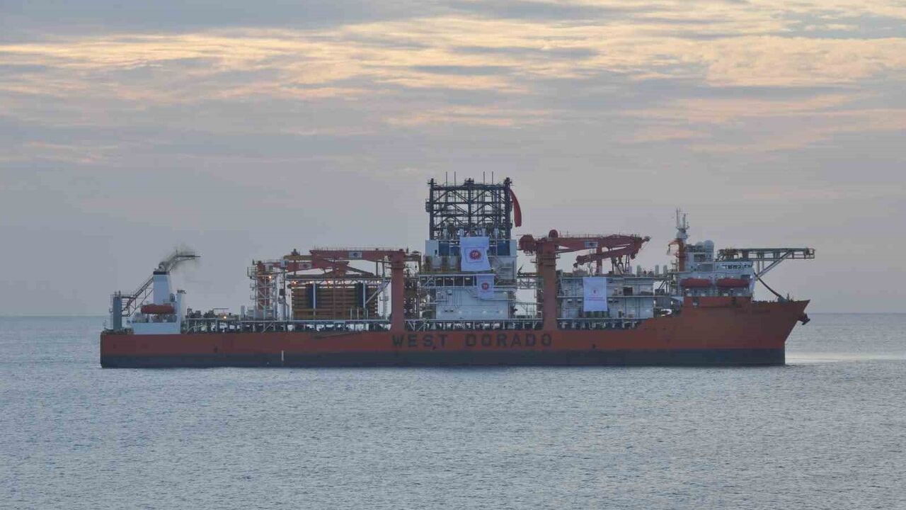 Türkiye’nin 6’ıncı sondaj gemisi West Dorado Mersin Taşucu Limanı’na demirledi
