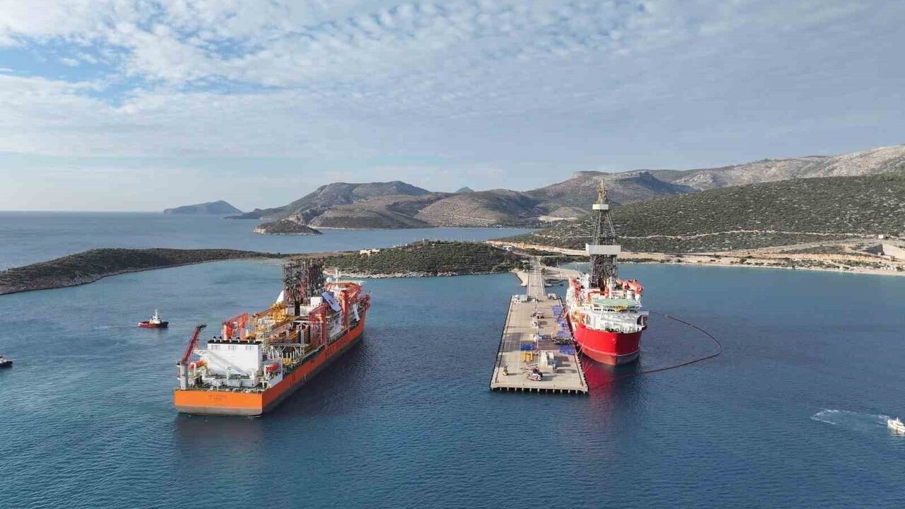 Türkiye'nin 6. sondaj gemisi West Dorado Mersin Taşucu Limanı'na yanaştı