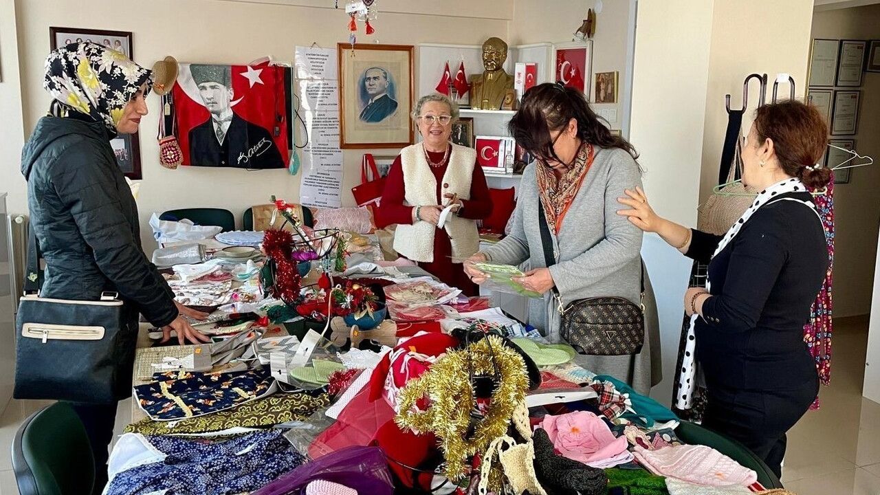 Türkiye Yardım Sevenler Derneği Aliağa Şubesi, Başkan Serkan Acar’a şilt takdim etti