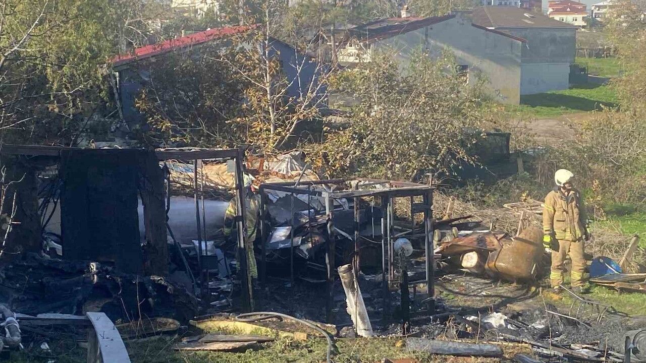 Tuzla Aydınlı Mahallesi'nde Gecekonduda Yangın: Alevler Kısa Sürede Büyüdü