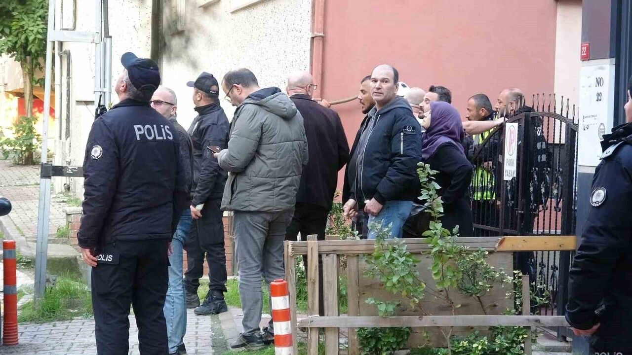 Tuzla Aydıntepe'de çatı yangını kontrol altına alındı