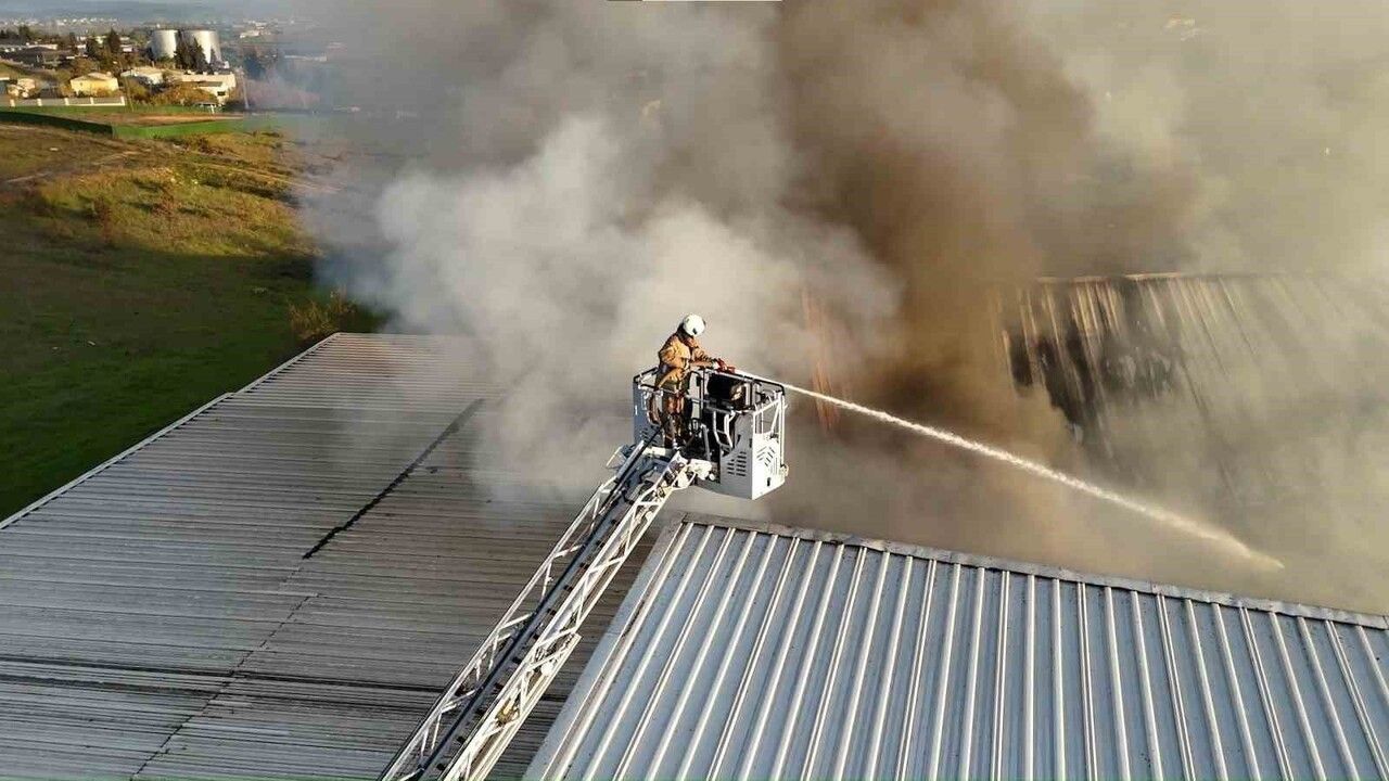 Tuzla'da kauçuk fabrikasında yangın: Siyah dumanlar kilometrelerce görüldü