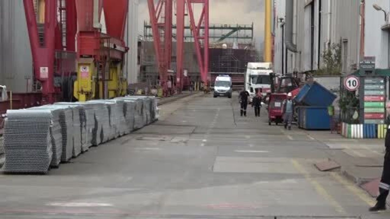 Tuzla'da tersanede iskele çökmesi: 2 işçi yaralandı