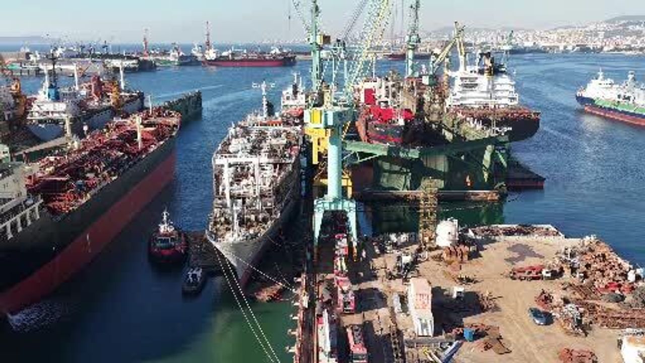 Tuzla Tersanesi'nde Panama bayraklı 'Zein 1' gemisinde çıkan yangın söndürüldü