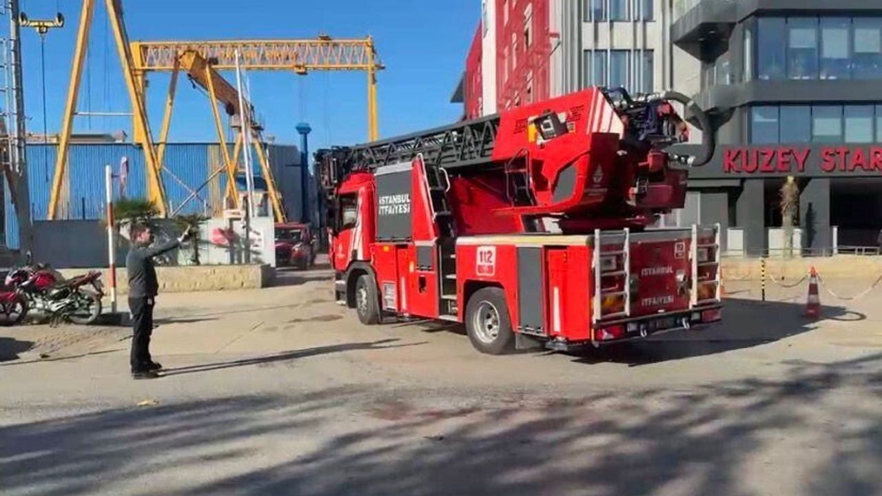 Tuzla Tersanesi'nde 'Zein 1' gemisinde yangın, itfaiye çalışmaları sürüyor