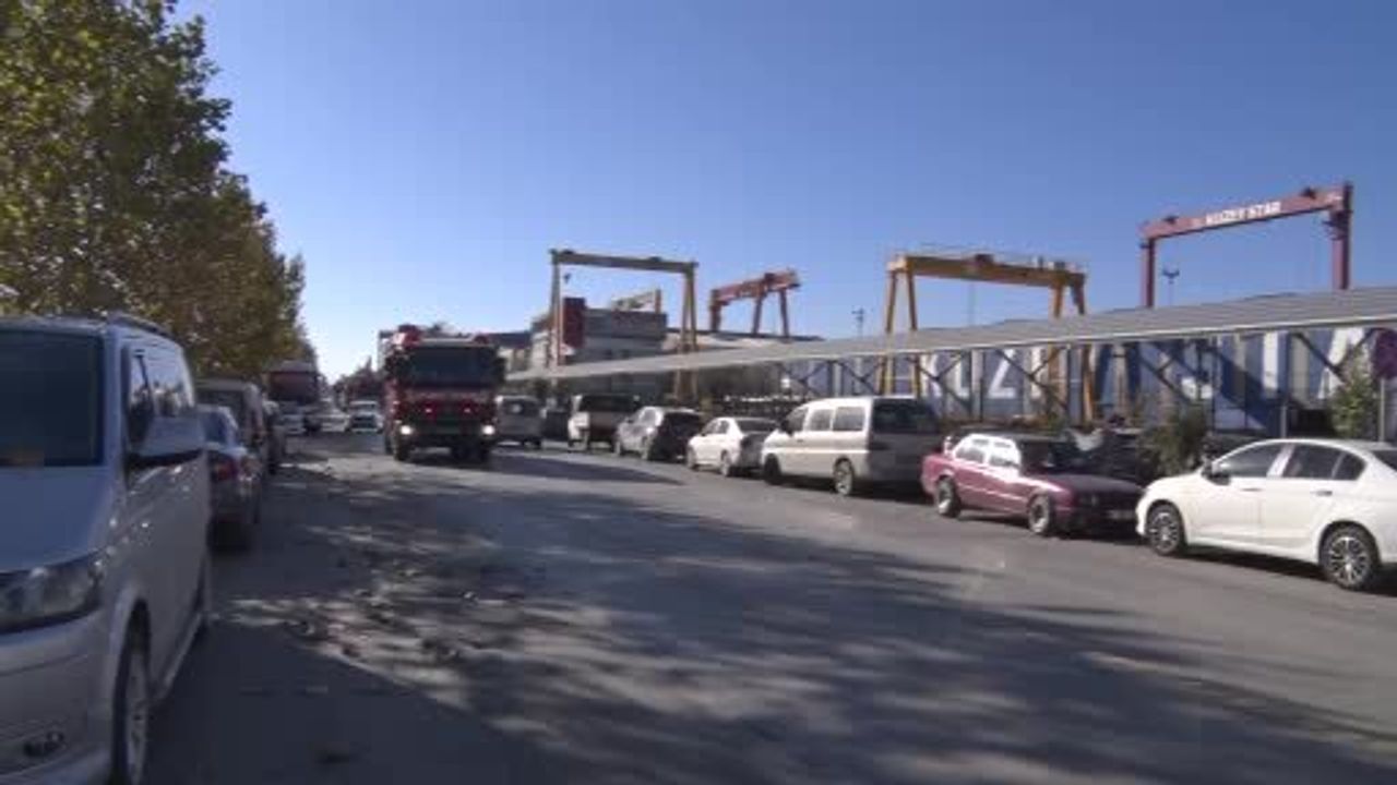 Tuzla Tersanesi'nde 'Zein 1' gemisinde yangın; itfaiye müdahalesi sürüyor