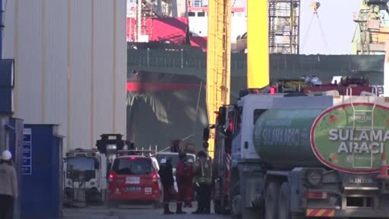 Tuzla Tersanesi'nde 'Zein 1' Gemisinde Yangın — İtfaiye Söndürme Çalışmaları Sürüyor