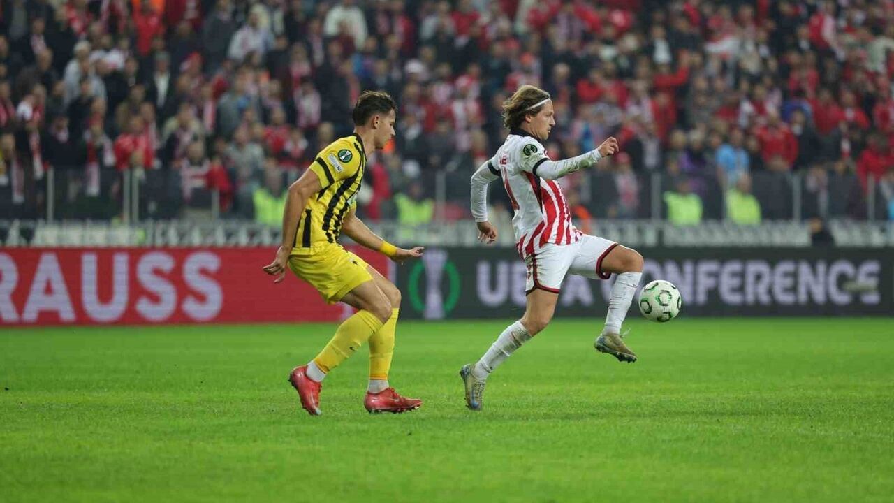 UEFA Konferans Ligi: Samsunspor, AEK Atina karşısında ilk yarıyı 1-0 önde tamamladı