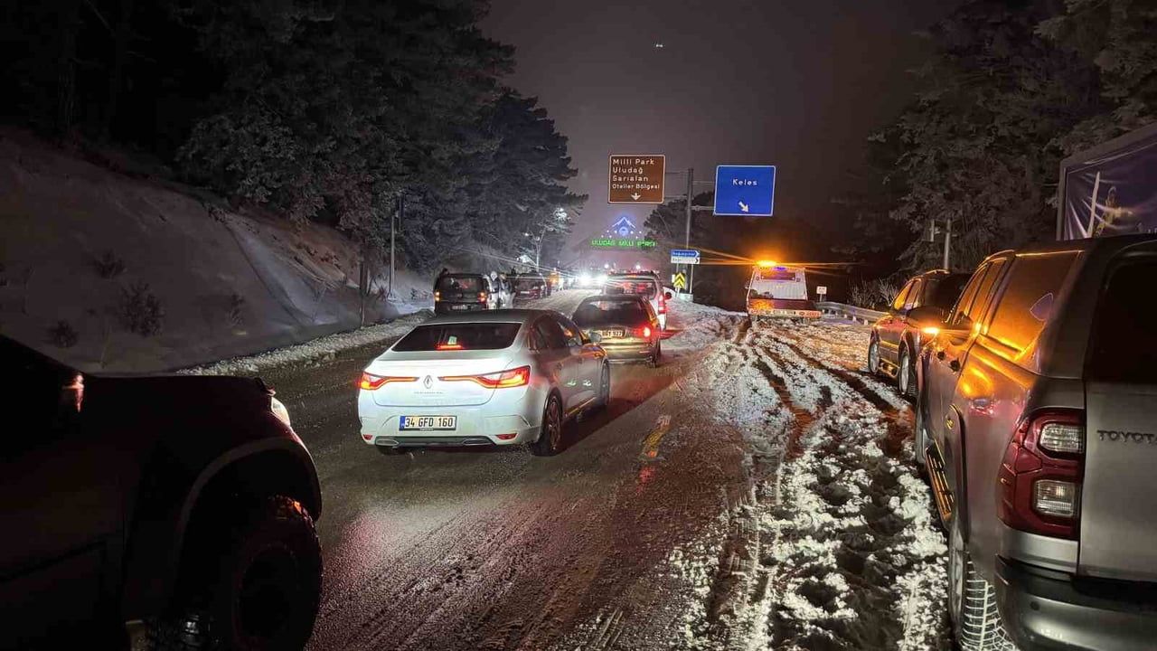 Uludağ beyaza büründü: Jandarma kış denetimleriyle trafik akışını sağladı