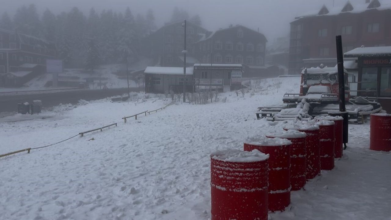 Uludağ'da gece kar yağışı: Zirvede 10 cm ölçüldü, oteller yılbaşı hazırlıklarını hızlandırdı