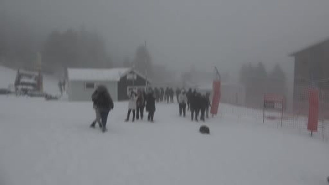 Uludağ'da hafta sonu kar yağışı: Kar kalınlığı 25 santimetreye ulaştı, pistler günübirlikçilerle doldu