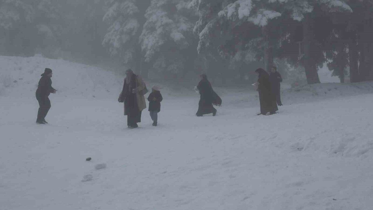 Uludağ'da sis görüşü 5 metreye düştü; kar kalınlığı 15 cm'i aştı
