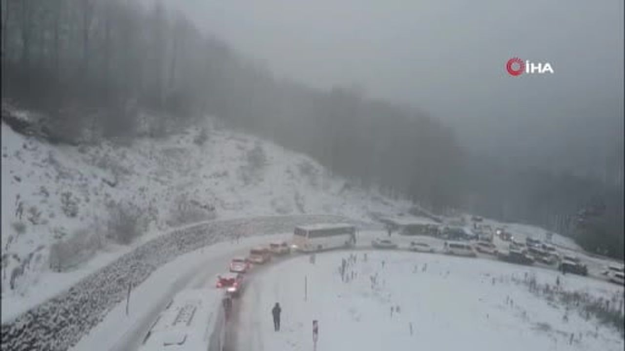 Uludağ’da trafik çilesi: Kar lastiği ve zincirsiz araçlar nedeniyle kilometrelerce kuyruk