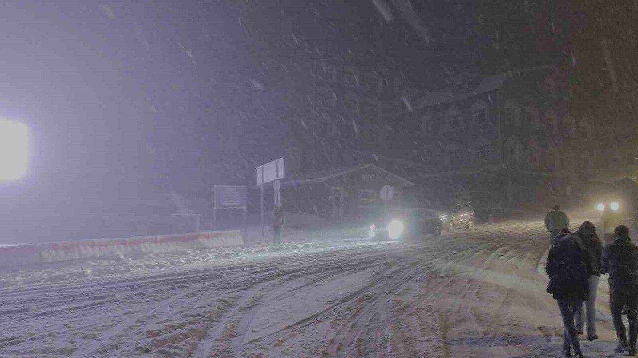 Uludağ'da Yoğun Kar Yağışı: Karayolları ve Jandarma Trafiği Açık Tutmak İçin Çalışıyor