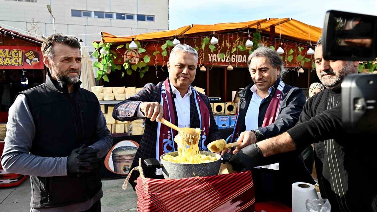 Ümit Uysal Yeni Yıl Çarşısı'nı Ziyaret Edip Antalyalıları Davet Etti