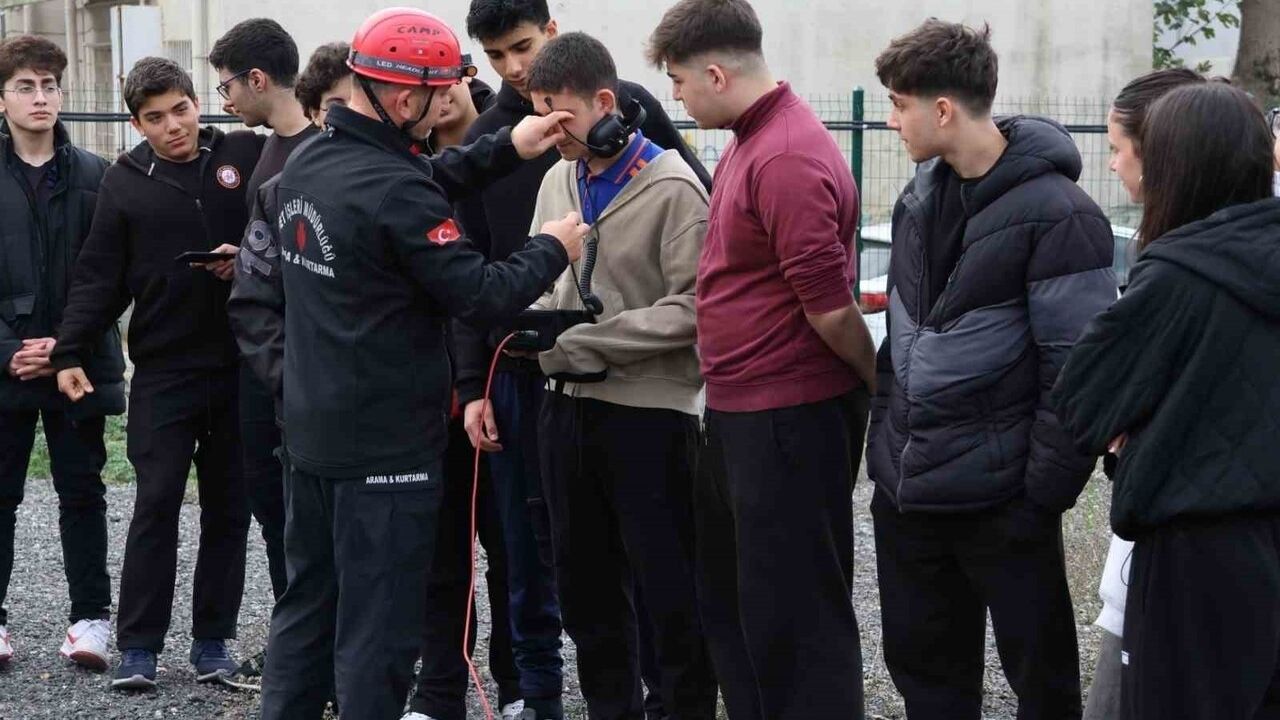 Ümraniye Belediyesi Liselerde Arama Kurtarma Eğitimlerini Yaygınlaştırıyor