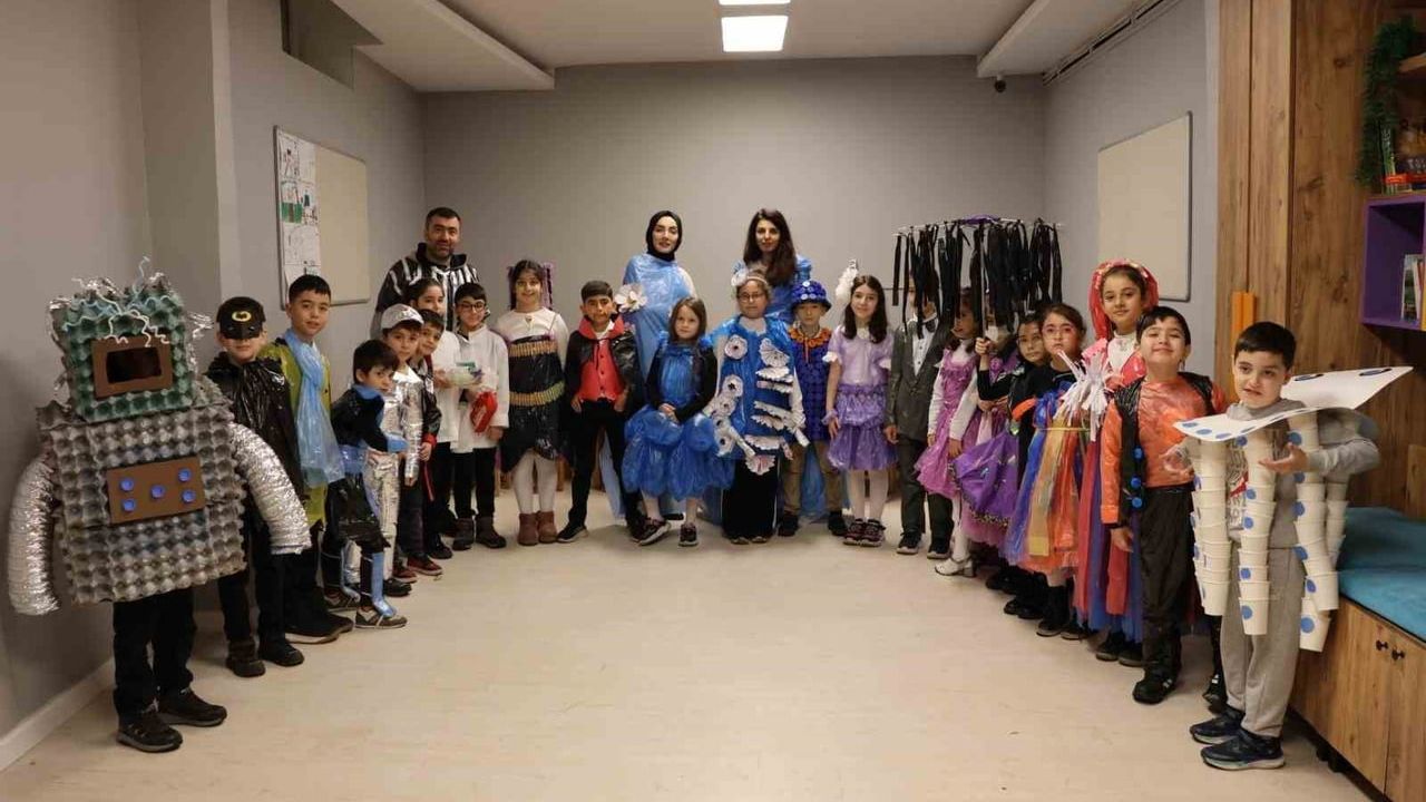 Ümraniye Belediyesi'nden çevre dostu moda defilesi: Atıklardan geri dönüşüm şıklığı