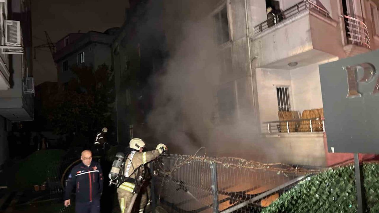 Ümraniye'de iş yerinde yangın: Giriş katındaki dükkan binaya yayıldı
