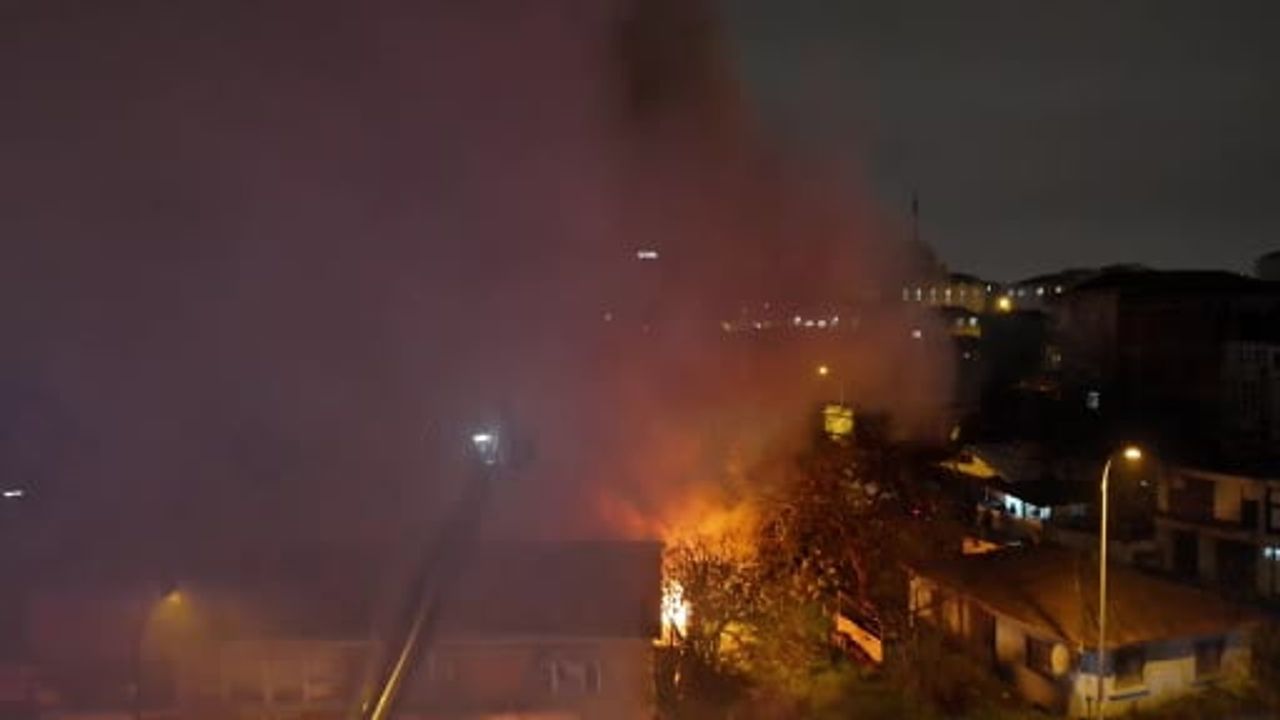 Ümraniye'de kereste deposunda yangın: Depoda geniş çapta maddi hasar oluştu