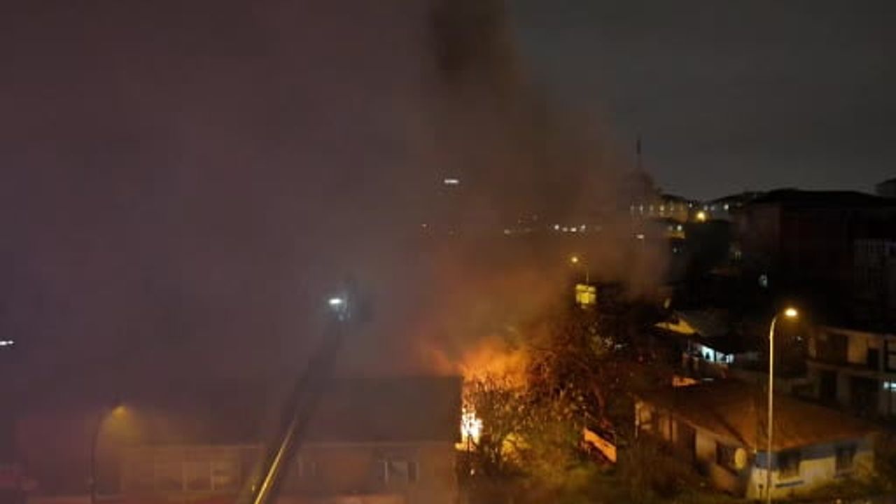 Ümraniye’de kereste deposunda yangın: Depoda geniş çapta maddi hasar oluştu