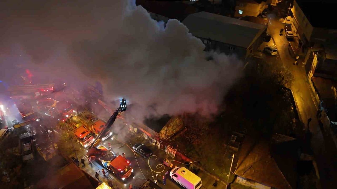 Ümraniye’de kereste deposunda yangın: İtfaiye müdahalesiyle kontrol altına alındı