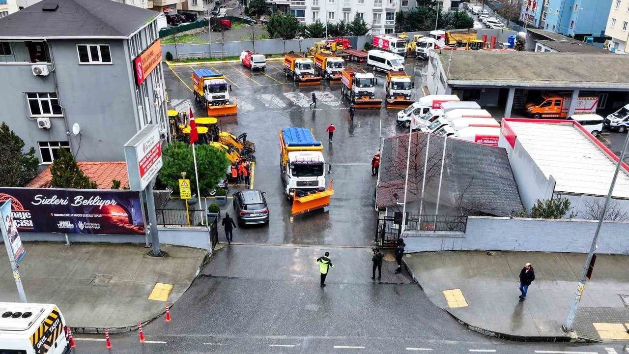 Ümraniye'de kış hazırlıkları tamamlandı: 480 personel ve 70 araçla 24 saat kar çalışması