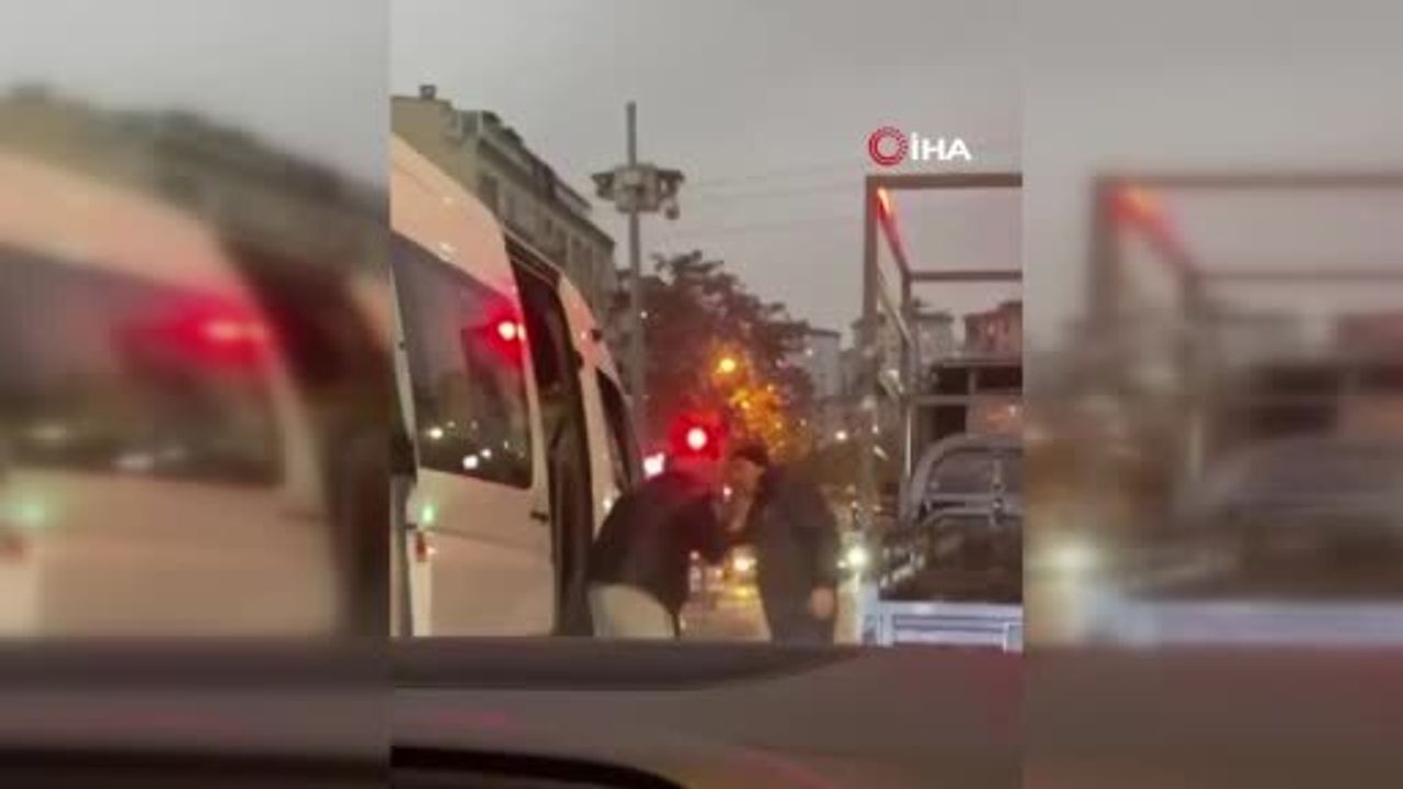 Ümraniye'de trafikte tartışma: Servis şoförü kağıt toplayan kişiye yumruk attı