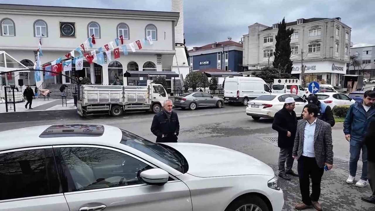 Ümraniye Keyap Camii çıkışına park edilen lüks araç beş aracın hareketini engelledi