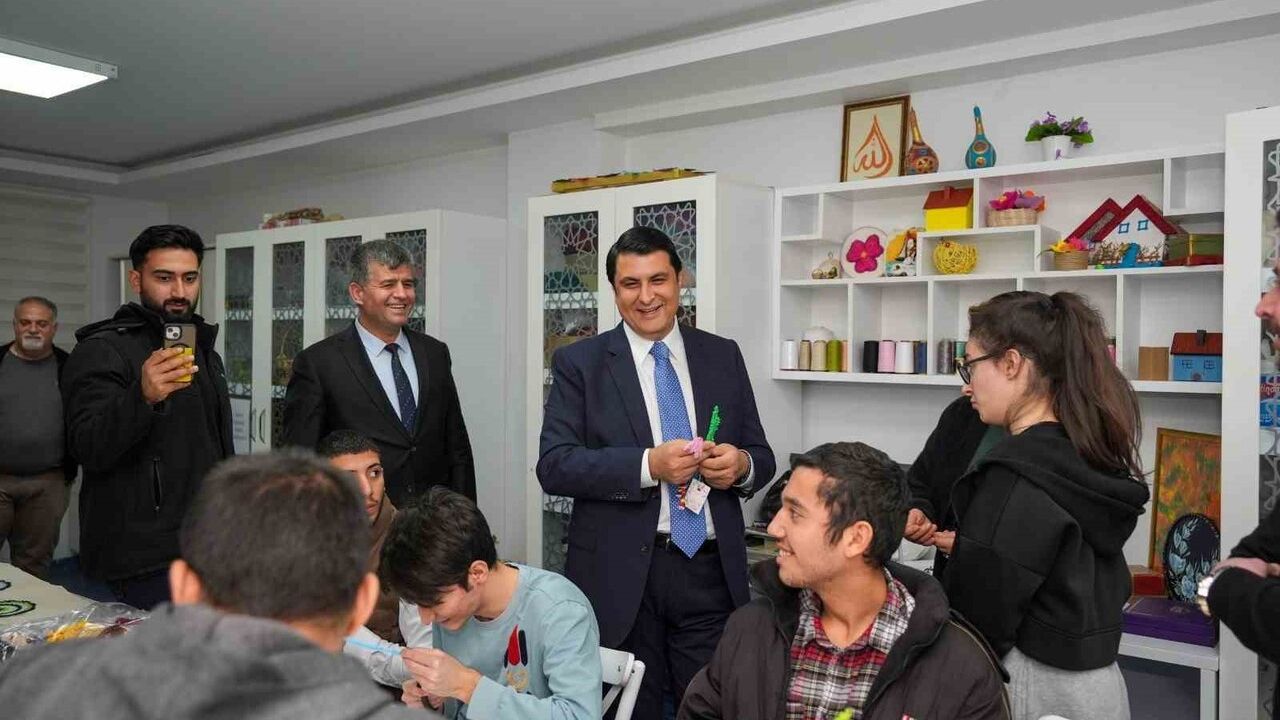 Umut Yılmaz, Abdulkadir Konukoğlu Özel Eğitim Meslek Okulu'nu Ziyaret Etti: 'Her zaman yanlarındayız'