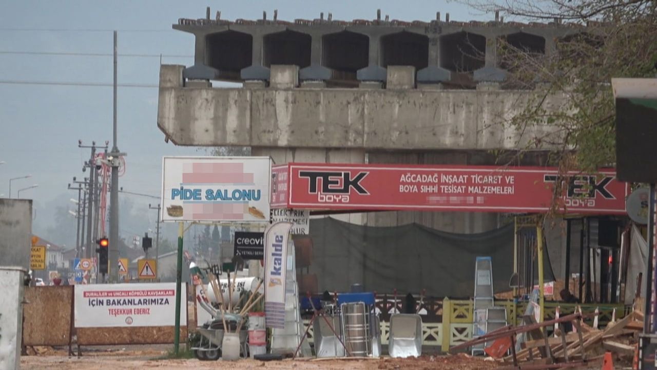 Uncalı Köprülü Kavşağı'nda kamulaştırma kararıyla pideci dükkanı yıkıldı, inşaat yeniden başladı