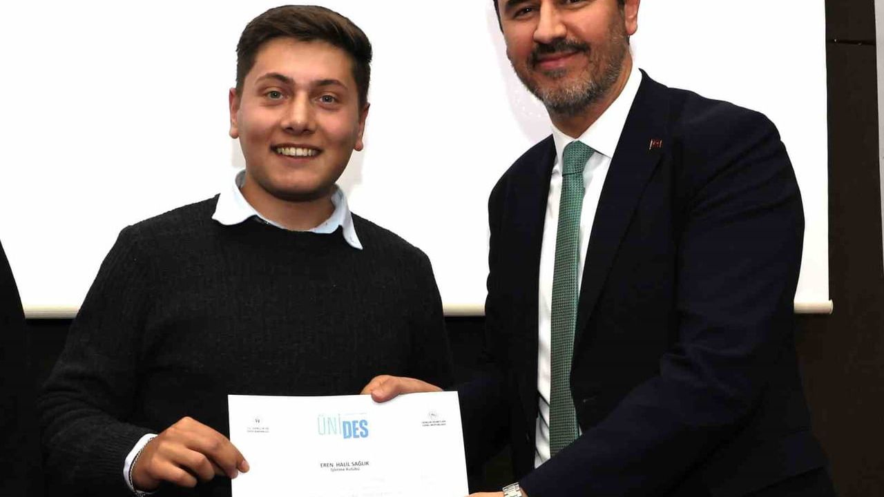 ÜNİDES Sertifika Töreni Manisa'da: 40 Öğrenciye Sertifika ve Yerel Başarılar