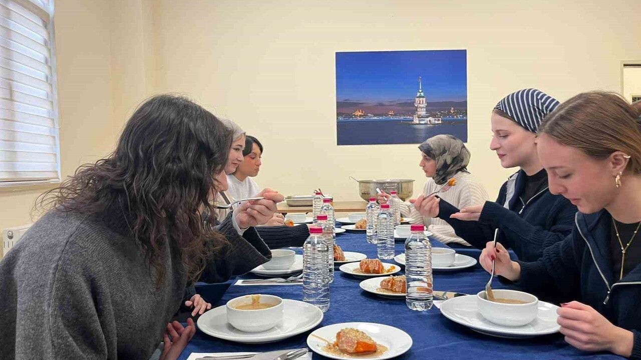 Üniversite öğrencileri 'Ninemin Tarifleri' etkinliğinde Eskişehir'in yöresel lezzetlerini pişirdi