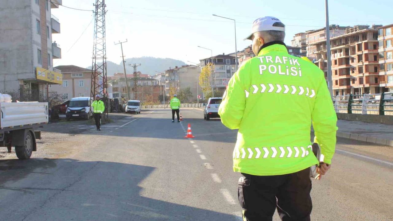Ünye’de Trafik Denetimleri: Emniyet Kemeri, Ehliyetsiz ve Muayenesiz Araçlara Ceza