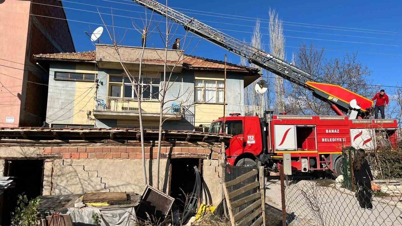 Uşak Banaz'da 3 Katlı Evin Çatısında Yangın Söndürüldü