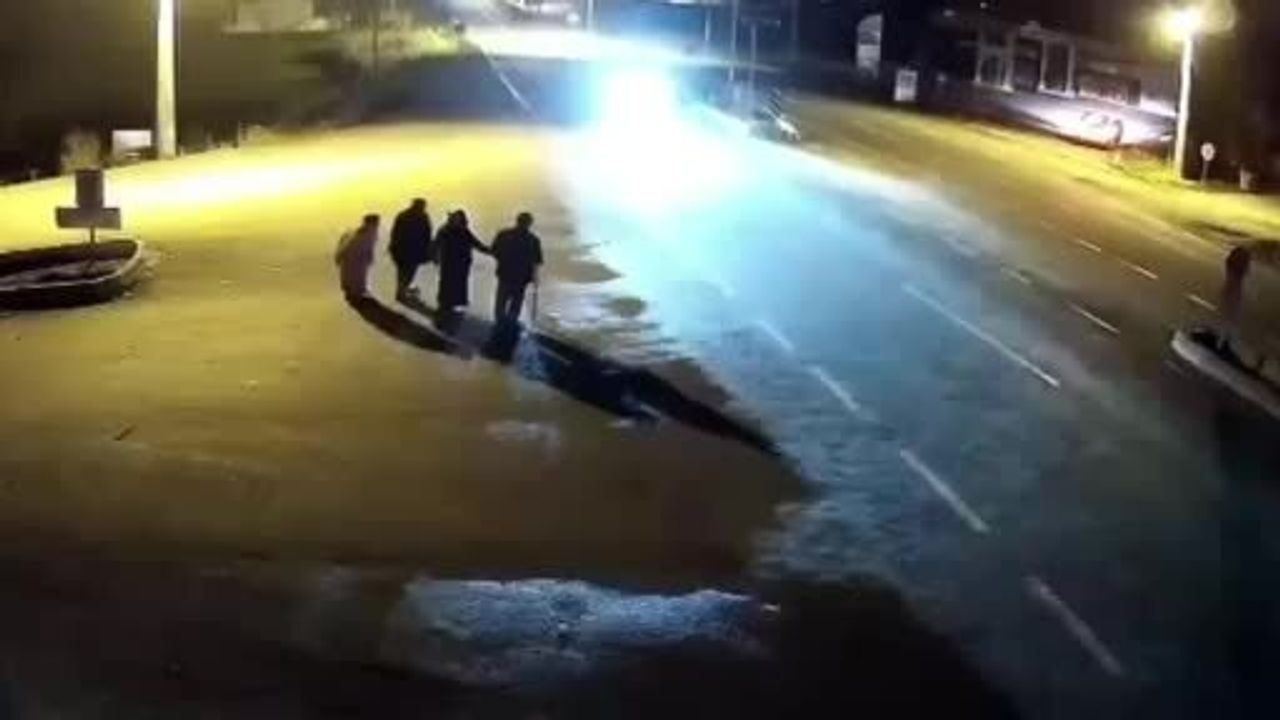 Uşak Eşme'de Yolun Karşısına Geçen Yayalara Çarpan Otomobil 3 Kişinin Ölümüne Neden Oldu