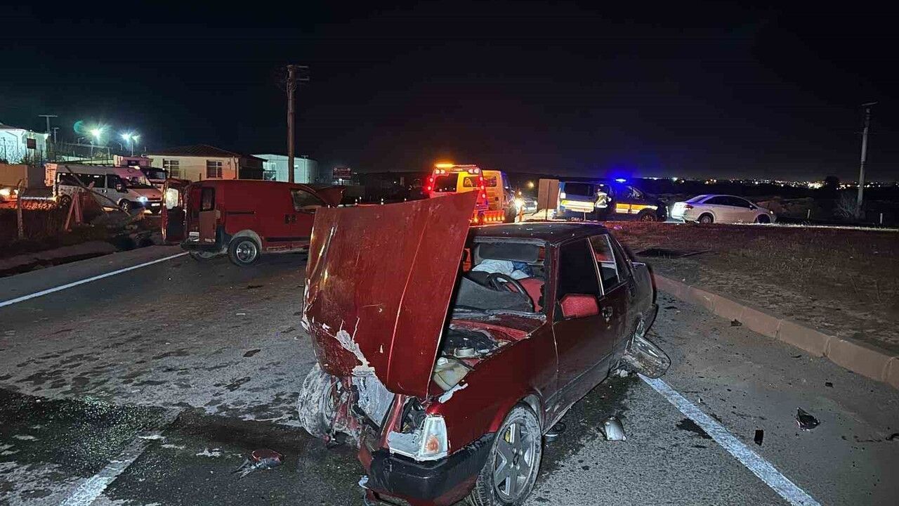 Uşak’ta Cezaevi Kavşağı’nda kaza: Otomobil ile hafif ticari araç çarpıştı, 6 yaralı
